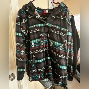 PATTERNED PULLOVER HOODIE